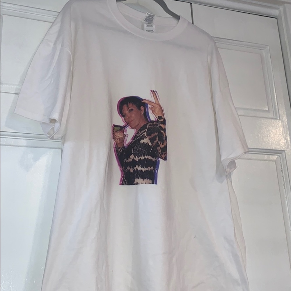 Kris Jenner peace sign tee